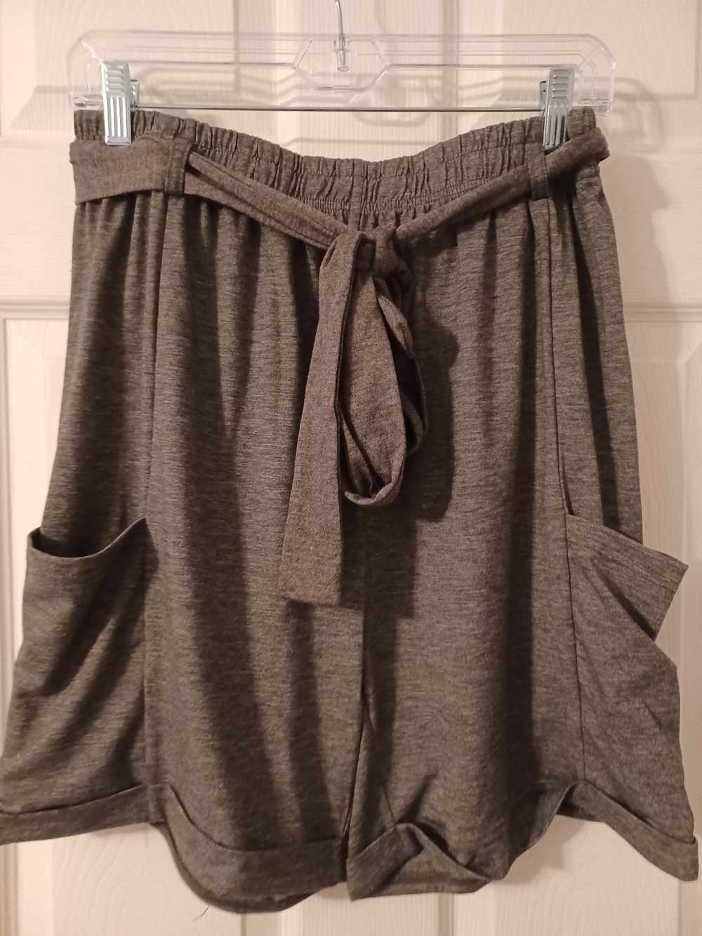 HALARA Gray Elastic Waist Shorts With Belt And Pockets